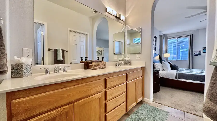 Dragon · 3BR · Garage Parking · 10 Min to SMF & Downtown