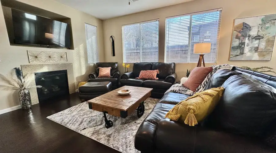 Dragon · 3BR · Garage Parking · 10 Min to SMF & Downtown