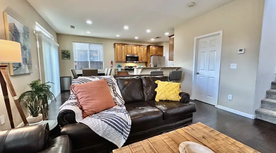 Dragon · 3BR · Garage Parking · 10 Min to SMF & Downtown