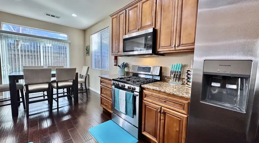 Dragon · 3BR · Garage Parking · 10 Min to SMF & Downtown