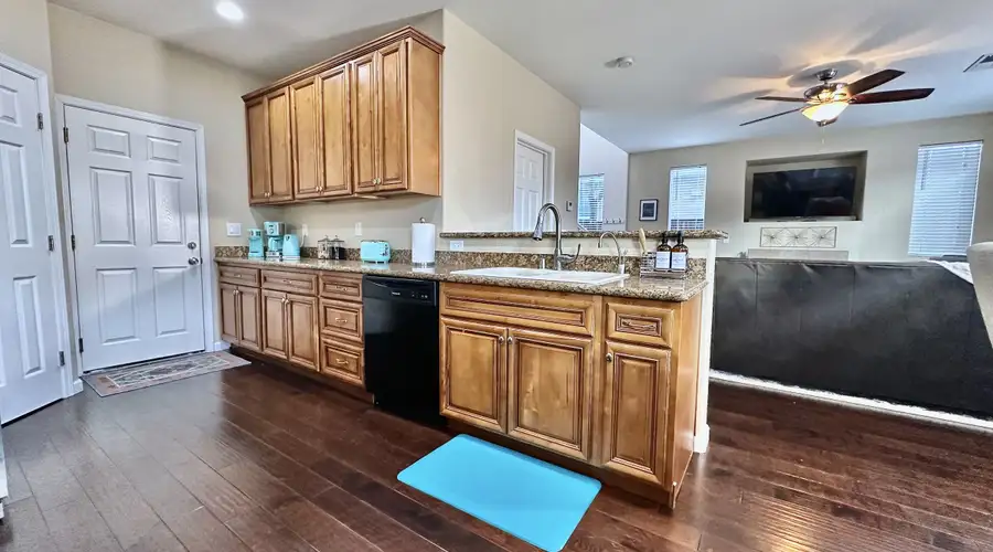 Dragon · 3BR · Garage Parking · 10 Min to SMF & Downtown