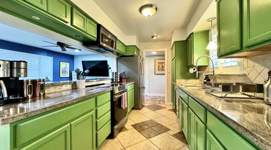 Riverview · Hot Tub · Huge Fenced Yard · EV Charger · Near DT Sac