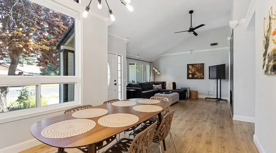 3BR · Pool · Hot Tub · BBQ · Garage · Roseville