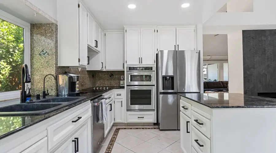 3BR · Pool · Hot Tub · BBQ · Garage · Roseville