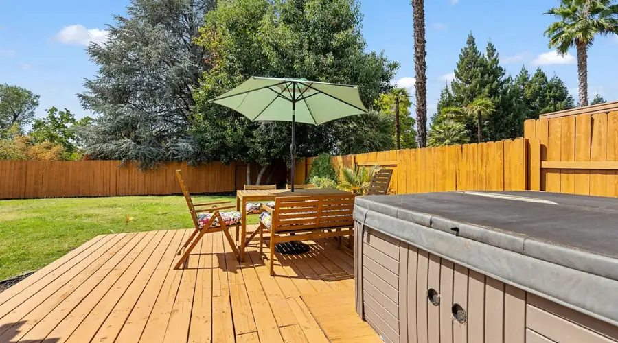 3BR · Pool · Hot Tub · BBQ · Garage · Roseville