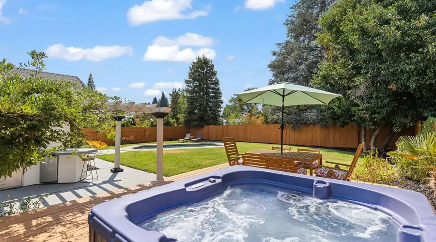 3BR · Pool · Hot Tub · BBQ · Garage · Roseville