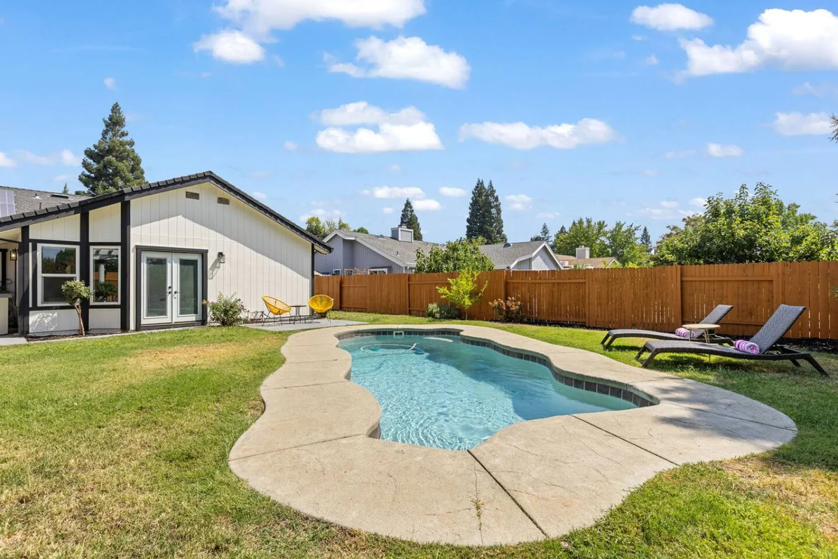 3BR · Pool · Hot Tub · BBQ · Garage · Roseville