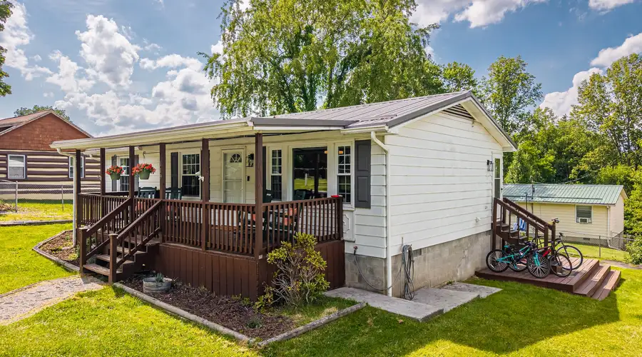 Renovated Fayetteville Retreat w/ Hot Tub!