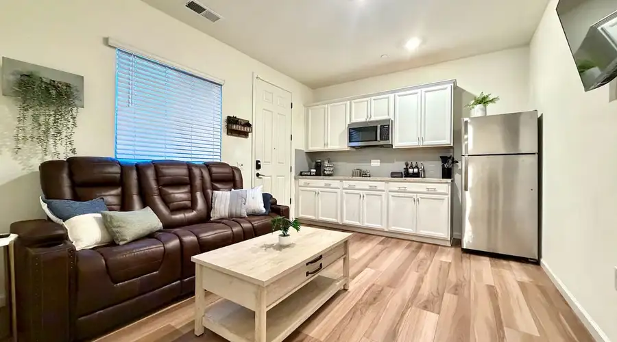 Private Guest Suite · Quiet Woodland Neighborhood
