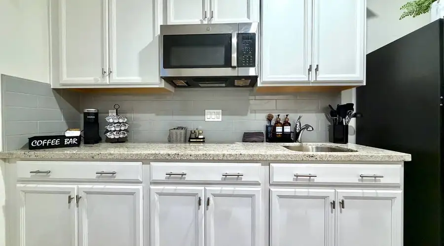 Private Guest Suite · Quiet Woodland Neighborhood