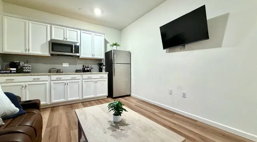 Private Guest Suite · Quiet Woodland Neighborhood