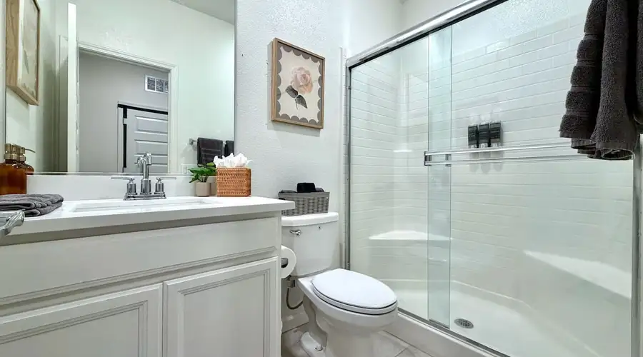 Private Guest Suite · Quiet Woodland Neighborhood