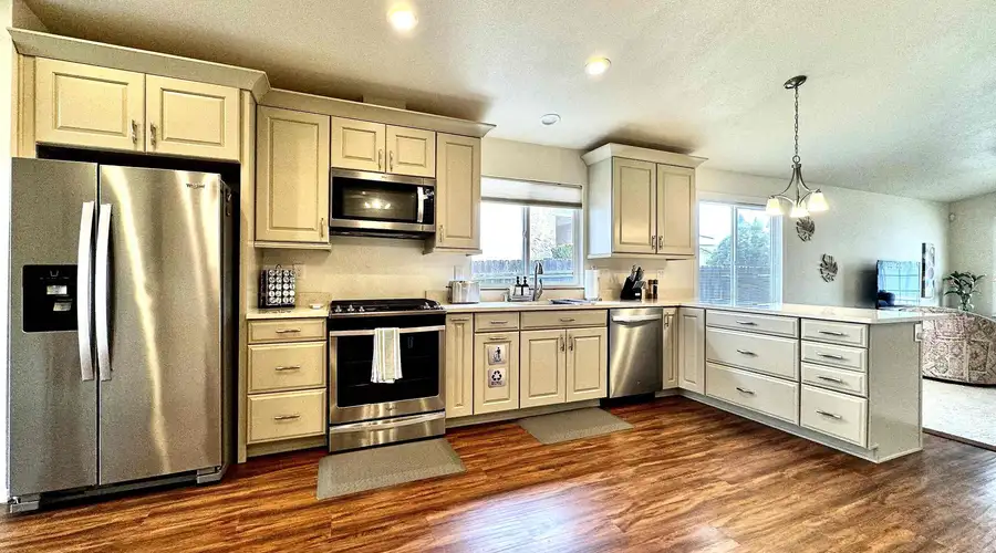 3BR · King Bed · Covered Patio · Water Feature