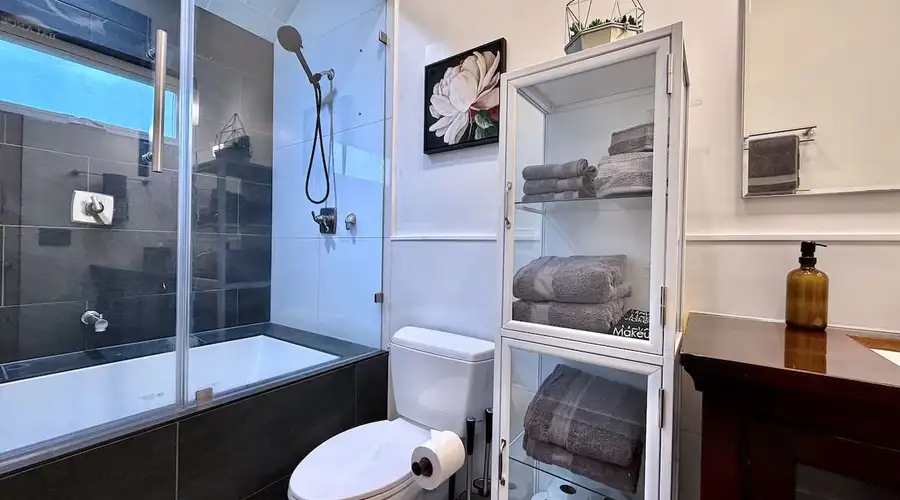 Eclectic Japandi-inspired home - Walk to town