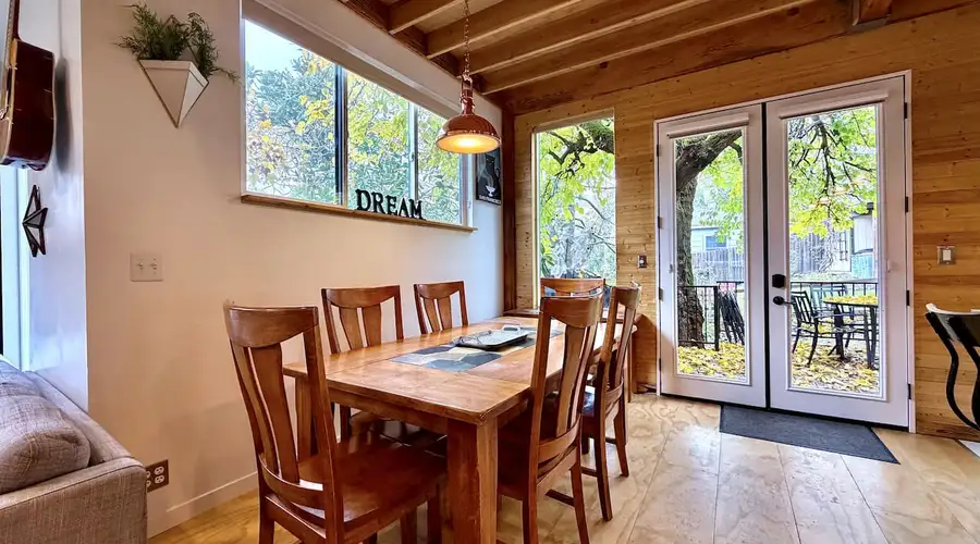 Eclectic Japandi-inspired home - Walk to town