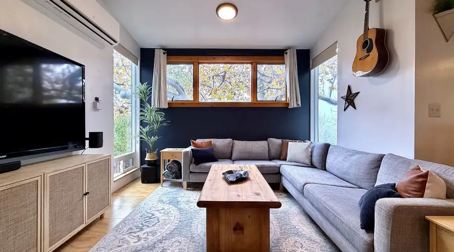 Eclectic Japandi-inspired home - Walk to town