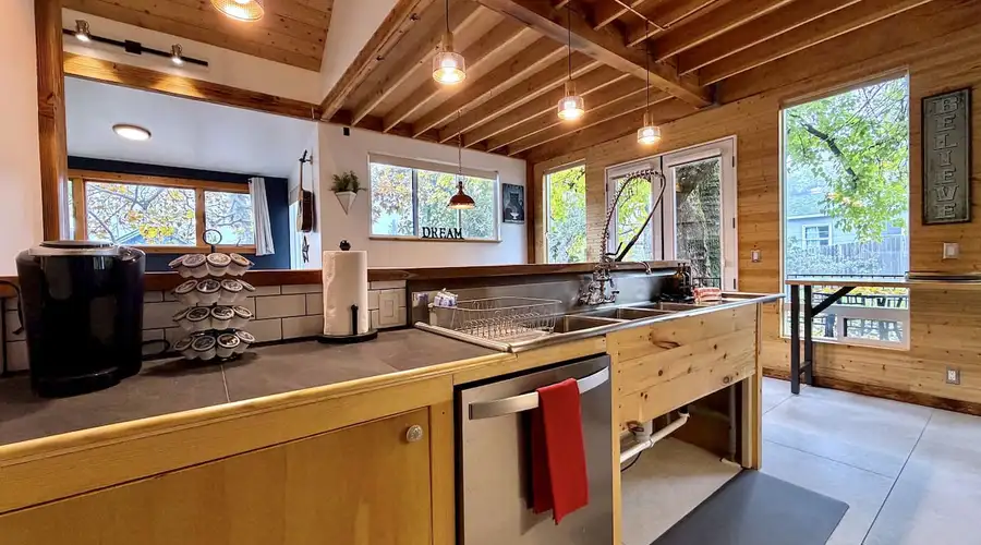 Eclectic Japandi-inspired home - Walk to town