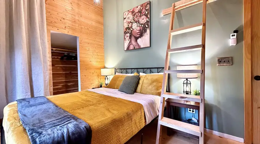Eclectic Japandi-inspired home - Walk to town