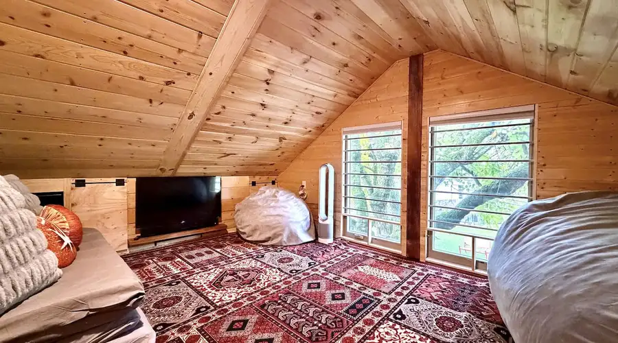 Eclectic Japandi-inspired home - Walk to town