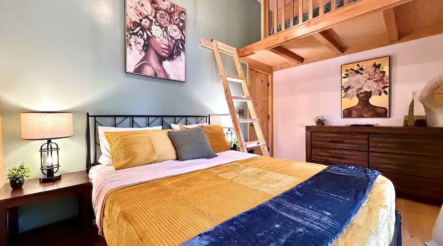 Eclectic Japandi-inspired home - Walk to town