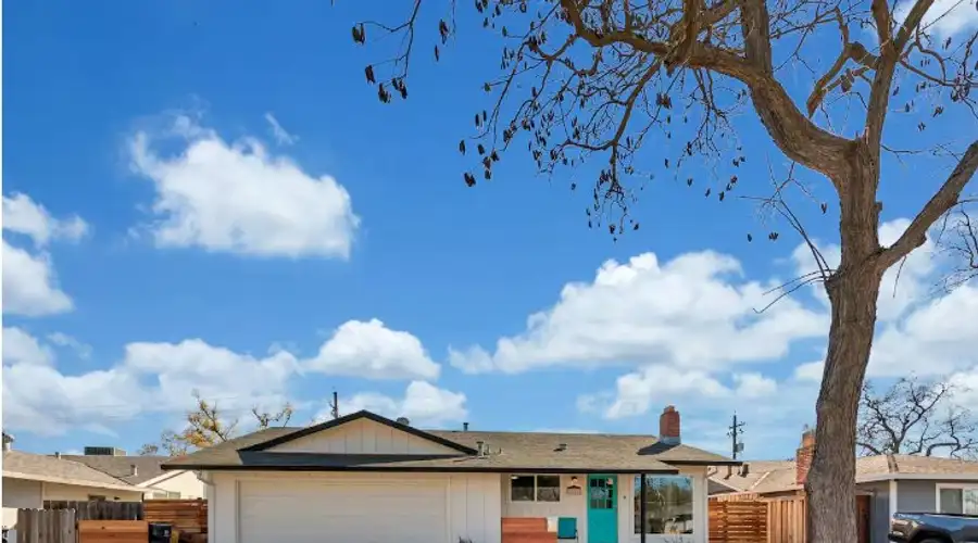3 bd Bungalow With Putting Green