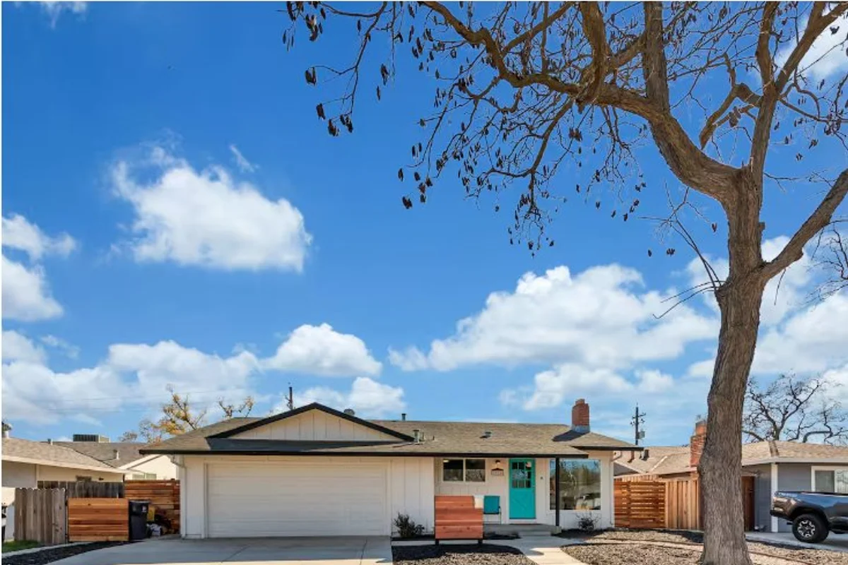 3 bd Bungalow With Putting Green