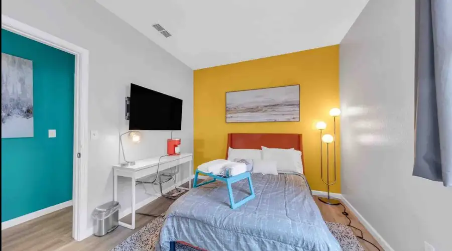 Sun-filled & Stylish | Mins to Downtown | Parking