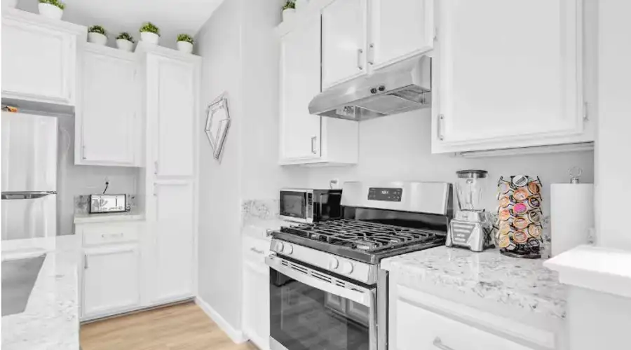 Sun-filled & Stylish | Mins to Downtown | Parking