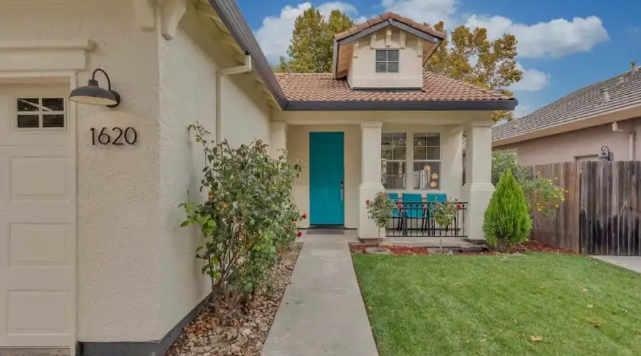 Sun-filled & Stylish | Mins to Downtown | Parking
