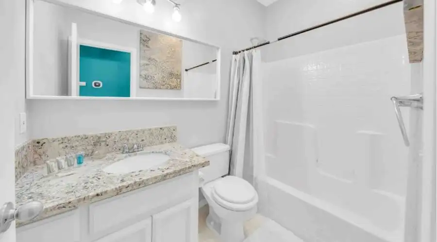 Sun-filled & Stylish | Mins to Downtown | Parking