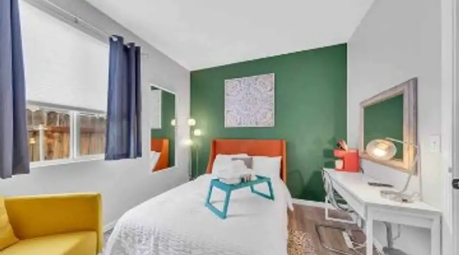 Sun-filled & Stylish | Mins to Downtown | Parking
