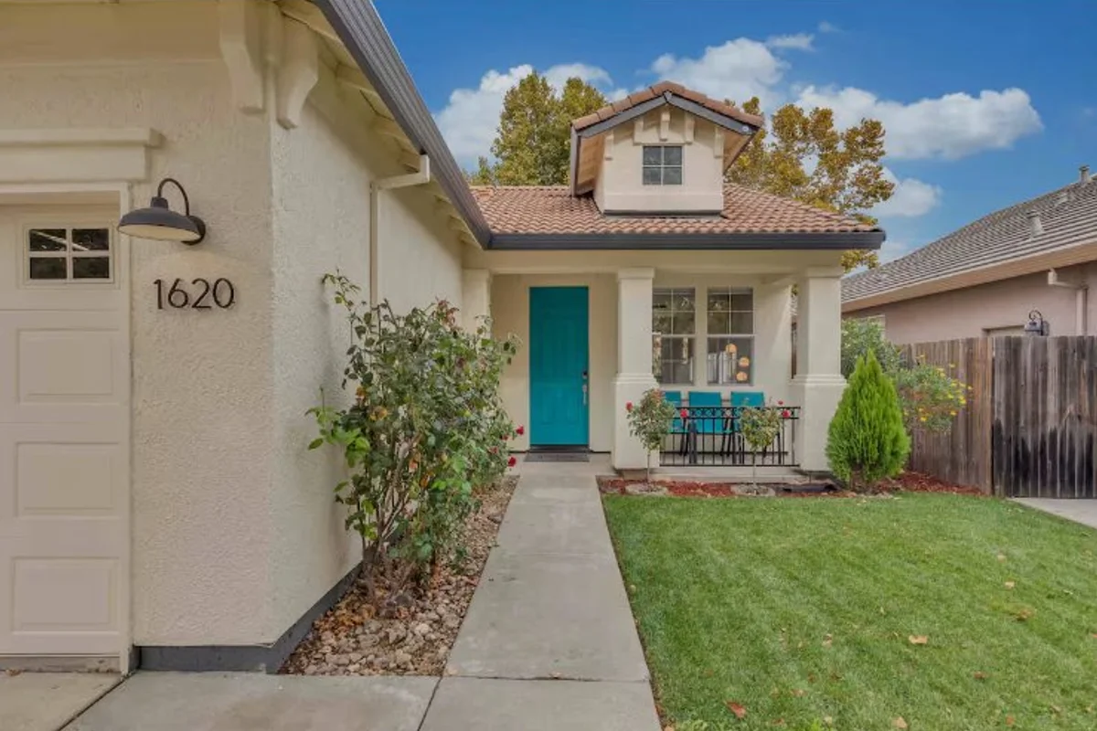 Sun-filled & Stylish | Mins to Downtown | Parking