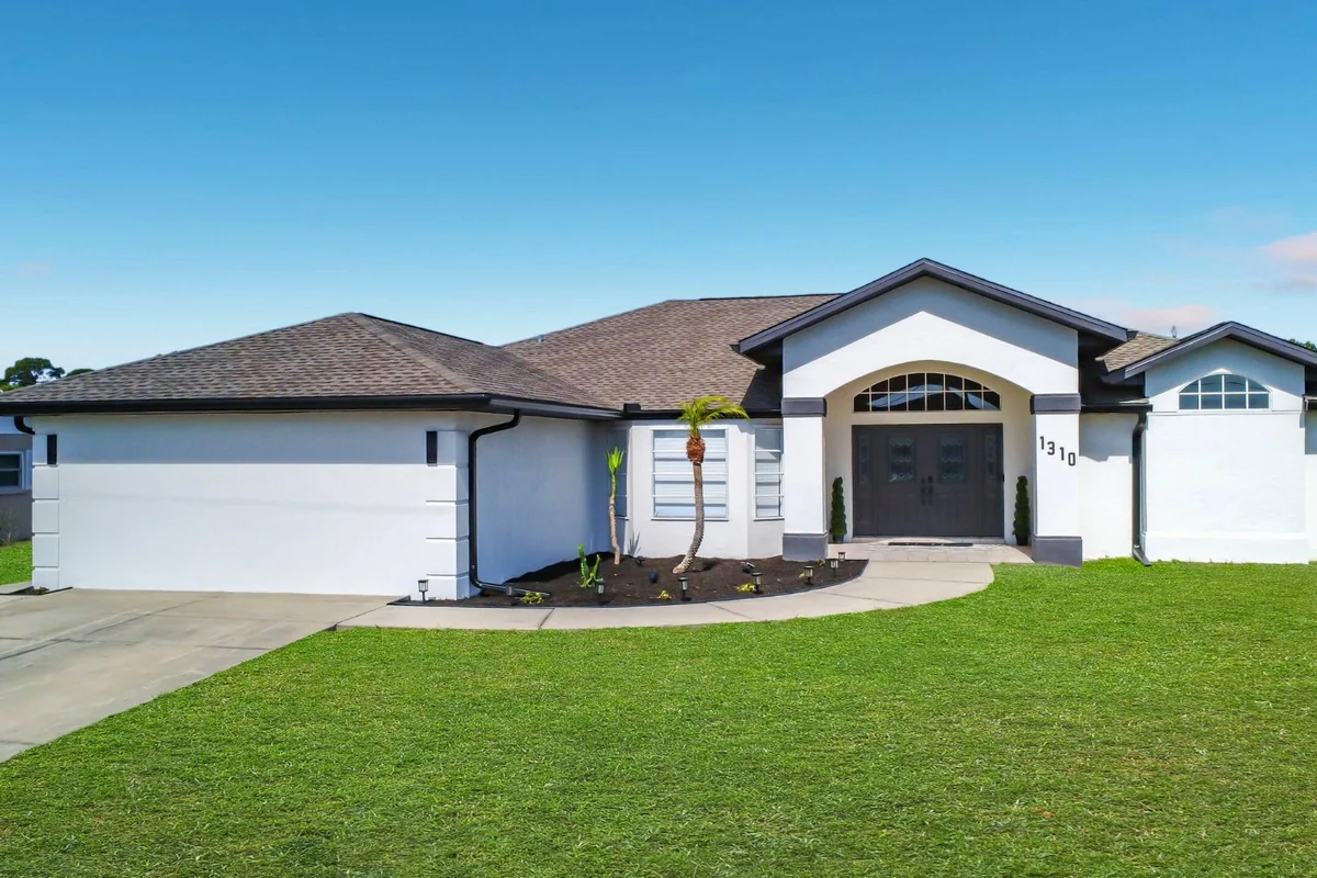 Coastal Retreat • Pool • Minutes from Beach
