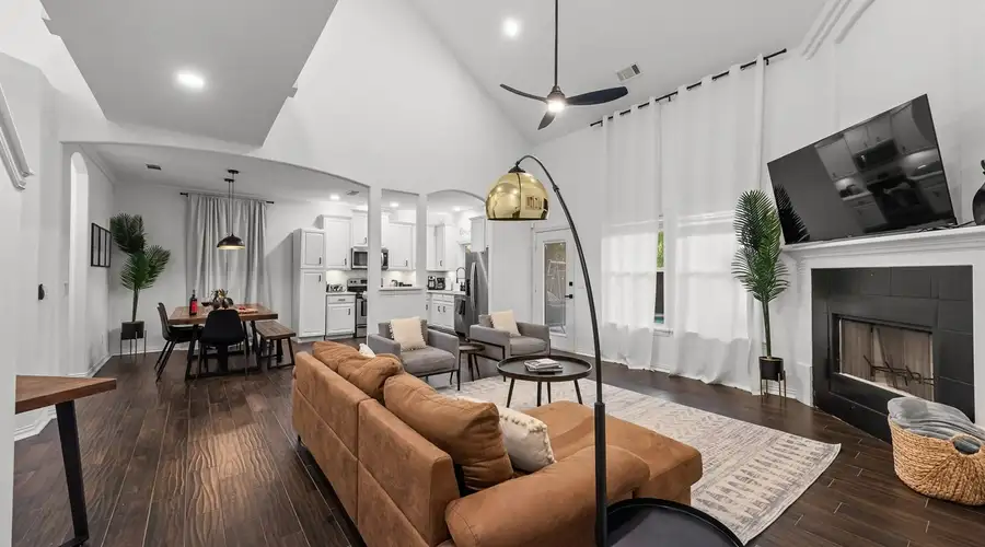 Poolside Paradise | Hot Tub & Patio (5-BD/2.5BA)