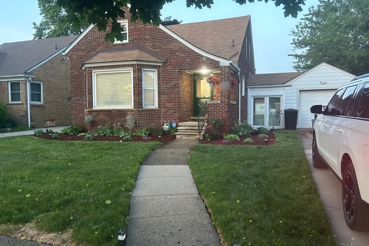 Beautiful 3 bedroom home in a beautiful and quiet neighborhood in Detroit