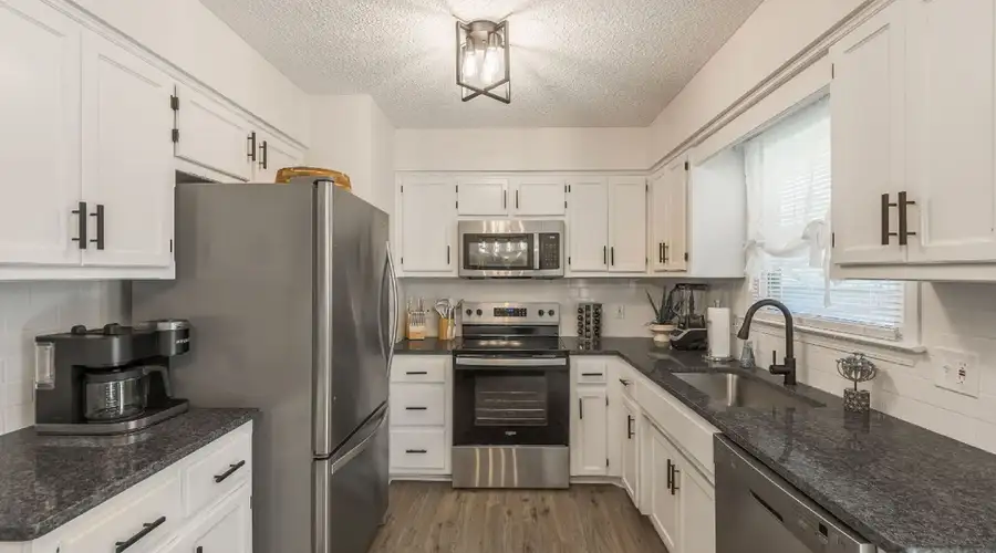 Large 4BR Home, Garage – Short & Long Stay