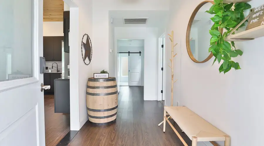 Modern & Comfy ~ 5* Location ~ King Bed ~ Parking!