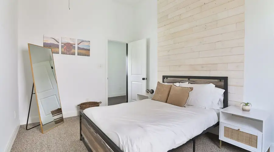Modern & Comfy ~ 5* Location ~ King Bed ~ Parking!