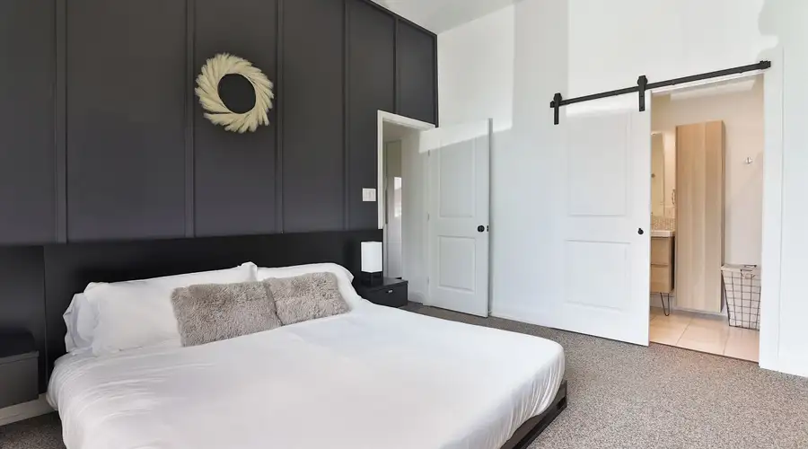 Modern & Comfy ~ 5* Location ~ King Bed ~ Parking!