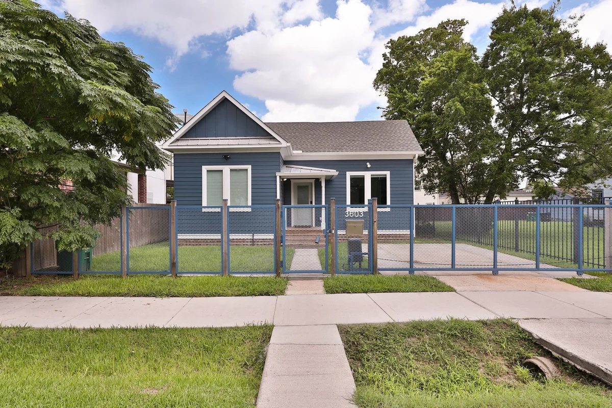 Modern & Comfy ~ 5* Location ~ King Bed ~ Parking!