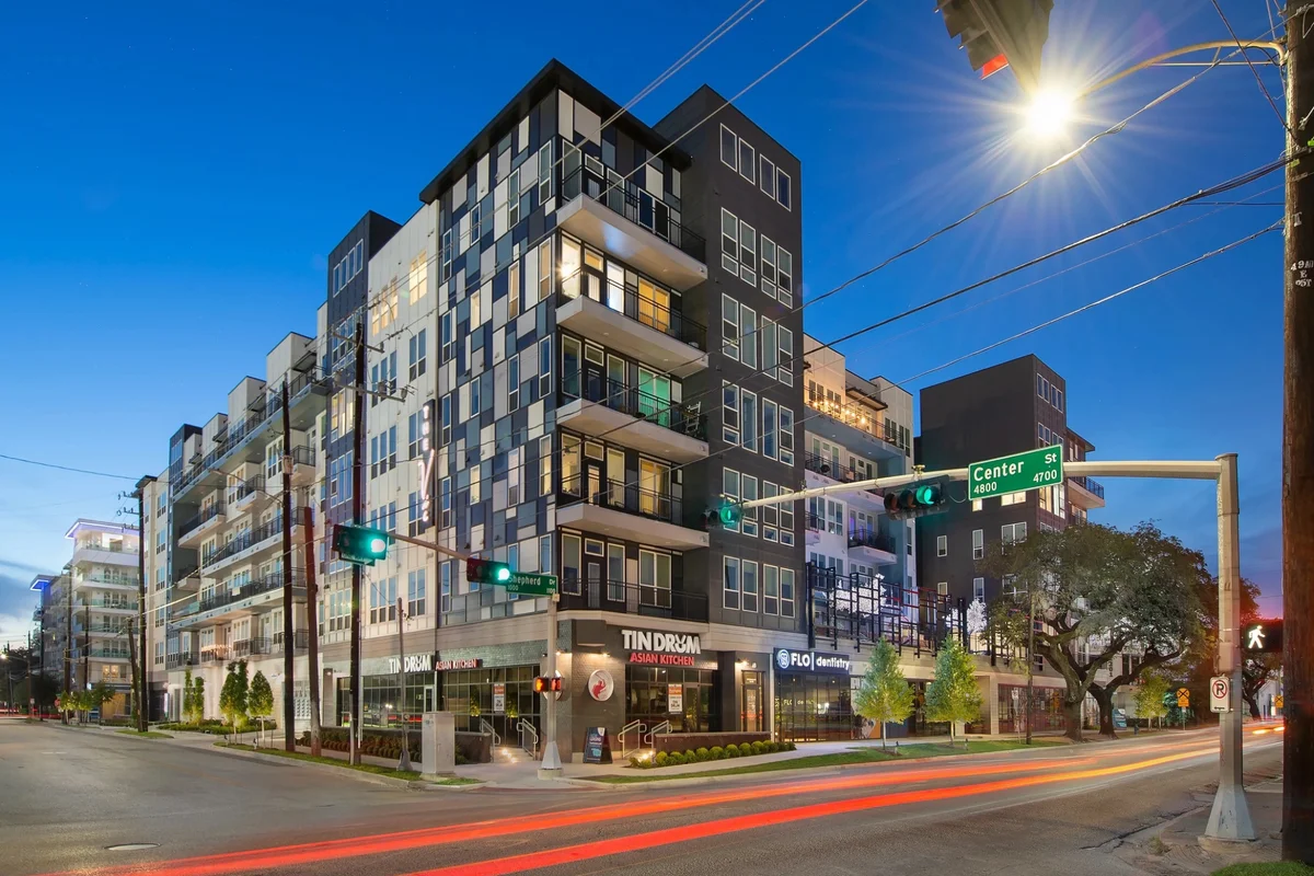 Vibrate Montrose Stay - Rooftop Pool - Free Garage