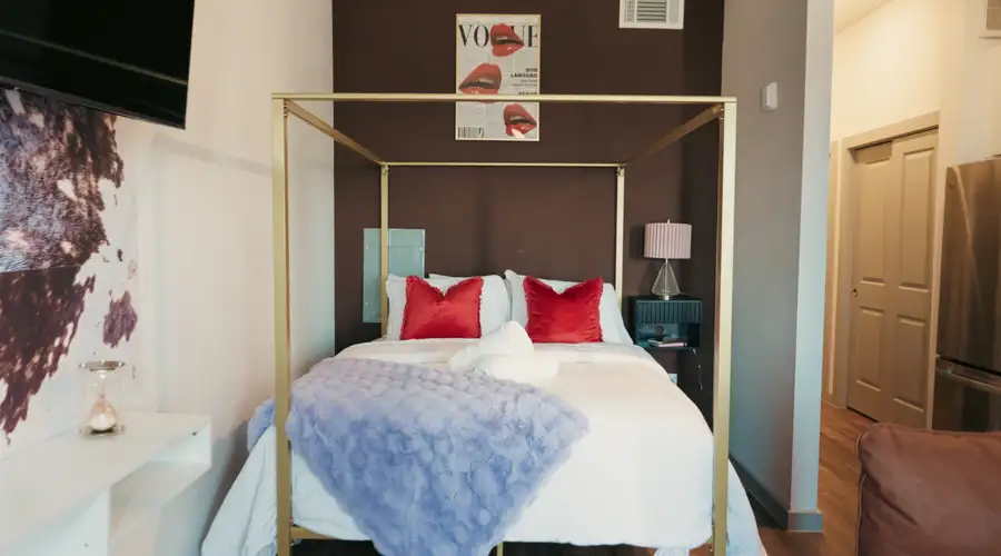 Vibrate Montrose Stay - Rooftop Pool - Free Garage
