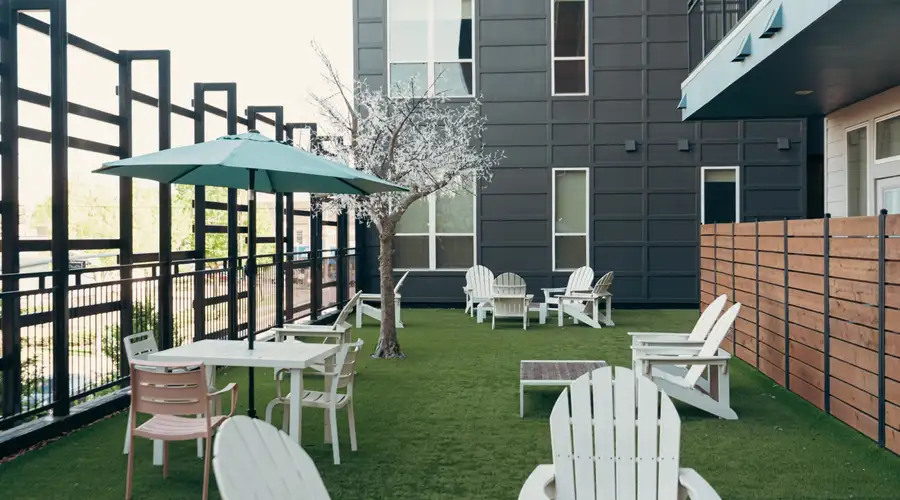 Vibrate Montrose Stay - Rooftop Pool - Free Garage