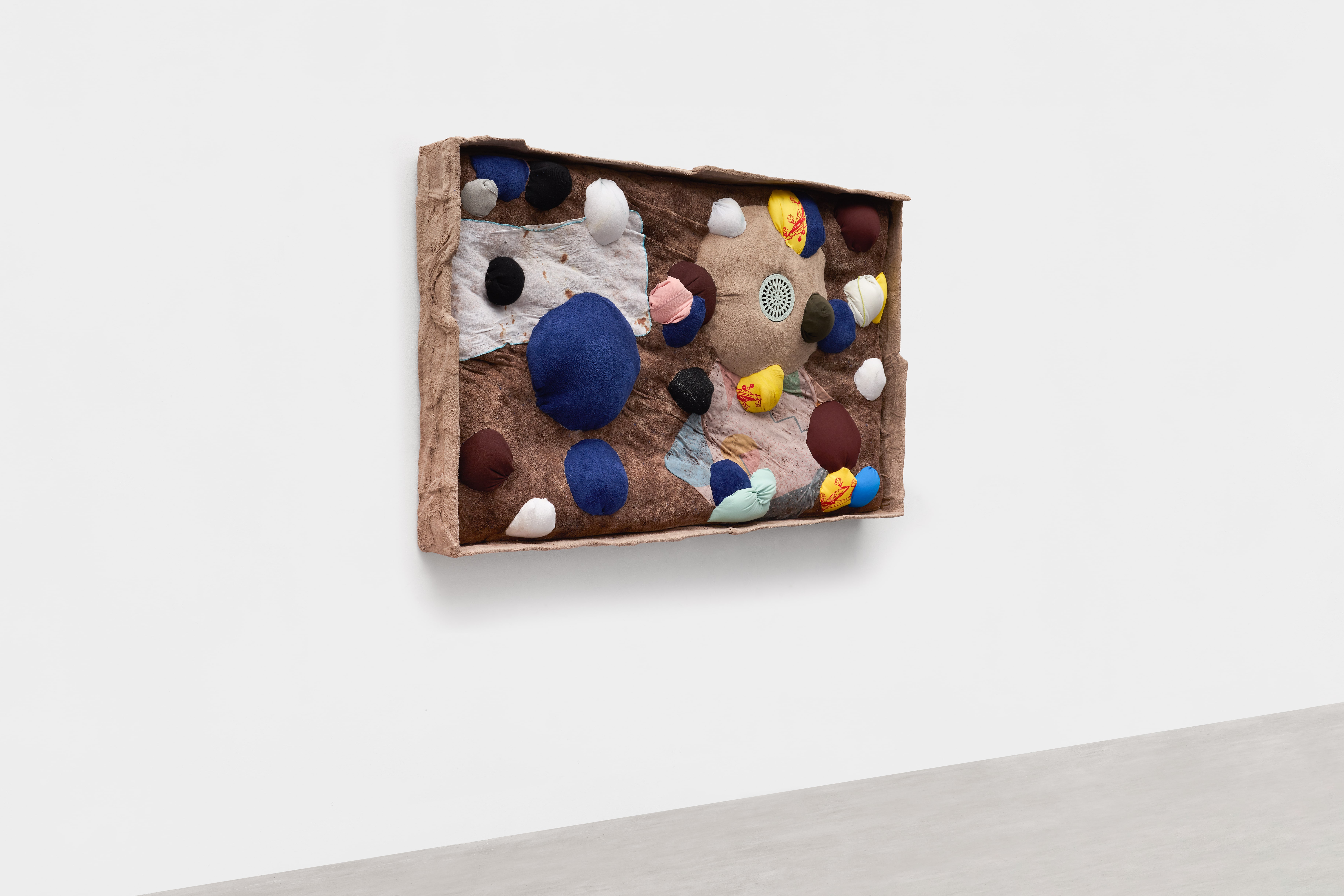 Respiração Parada (Held Breath) 2025 cardboard, wood, polystyrene, fabric, PVC, glue, pigment 115 x 180 x 25 cm