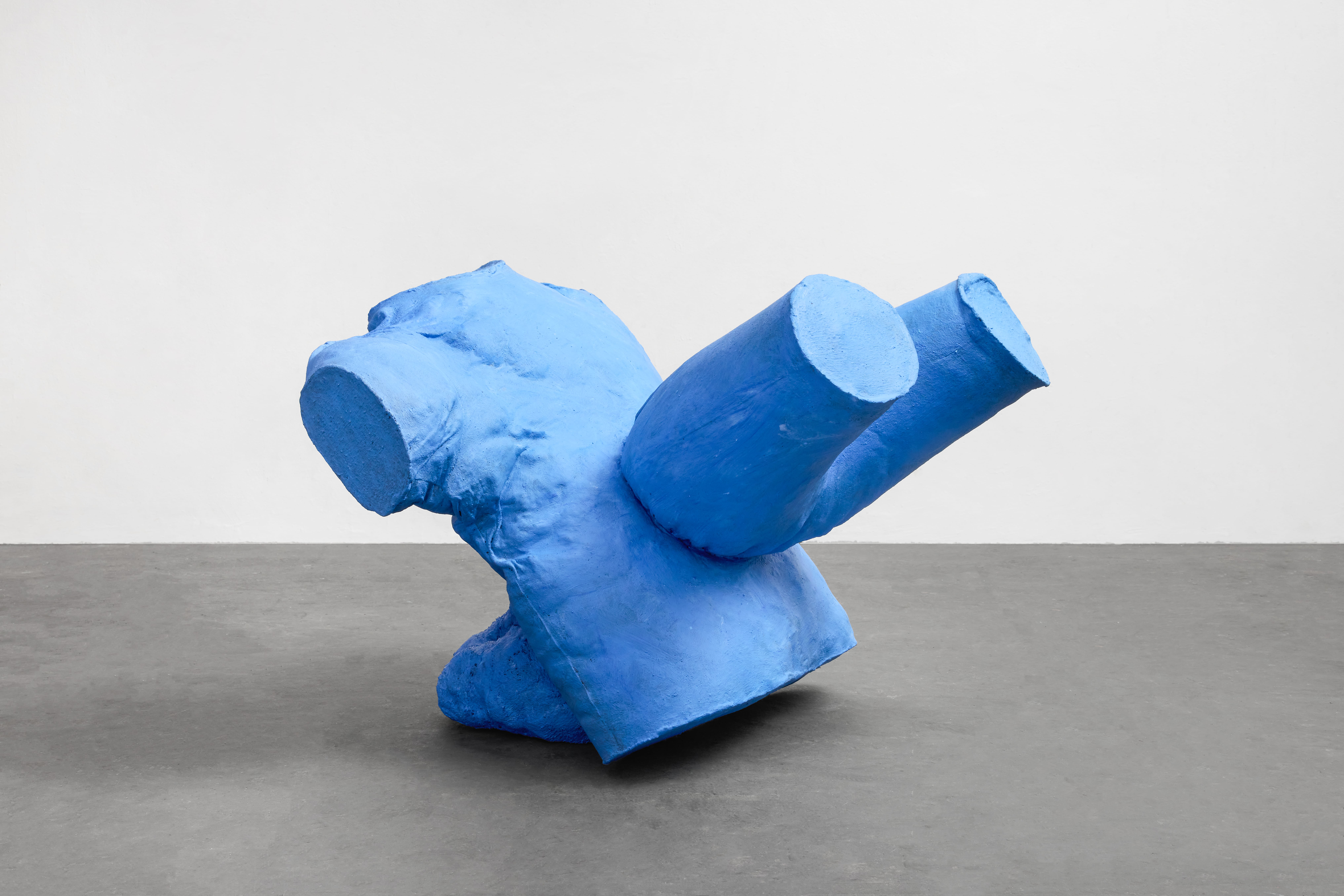 O Loop do Eu (The Loop of the Self) 2025 polystyrene, fabric, plaster, glue, pigment 50 x 50 x 65 cm