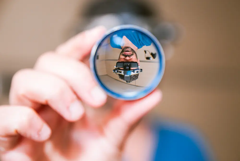 Dr. David Kohn en consulta oftalmológica