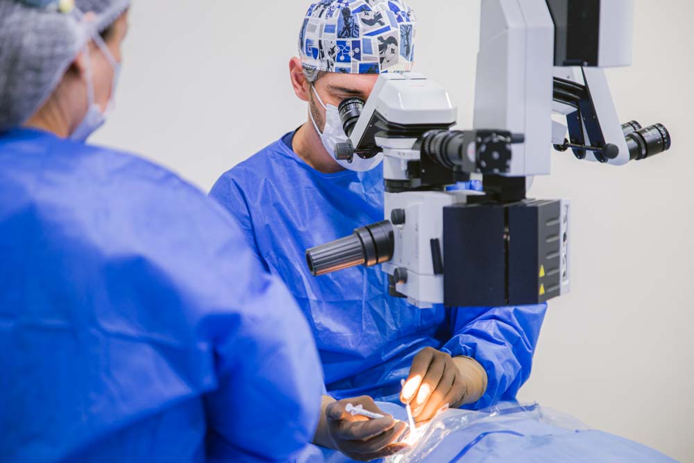 Cirugía oftalmológica en el Instituto de Oftalmología Dr. David Bitrán