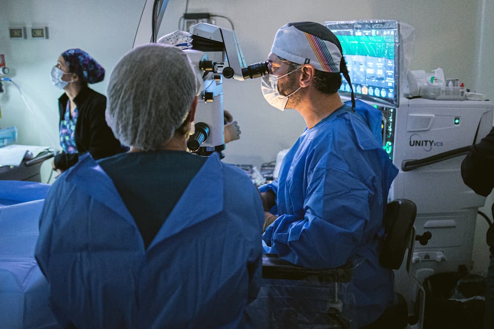 Dr. David Kohn B. operando en el Instituto de Oftalmología Dr. David Bitrán