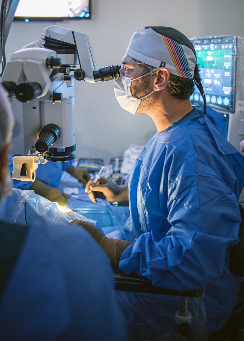 Dr. David Kohn B. operando con tecnología Alcon Unity en el Instituto de Oftalmología