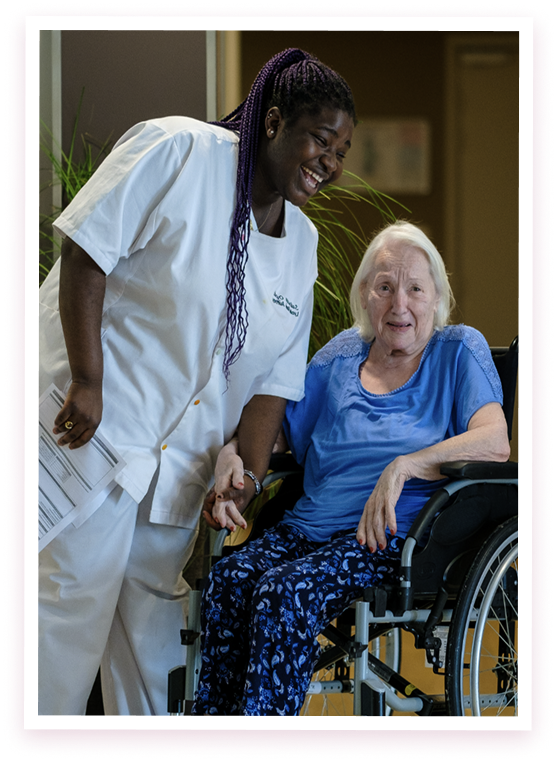 Image d'une Aide Soignate avec une résidente d'une de nos résidences seniors